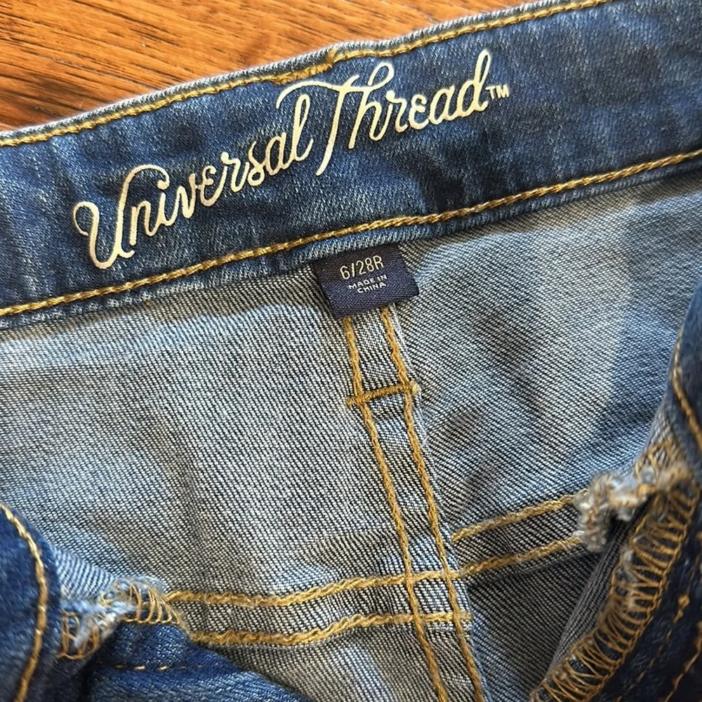 Like New Women’s Universal Thread Jeans - Picture 3 of 7